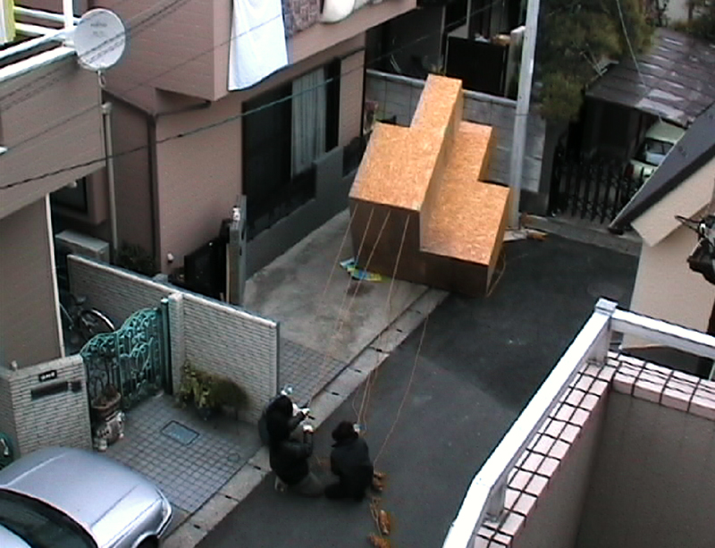 凹凸01, 2007, w 2010 × d 1820 × h 2500 mm,  in front of the artist's home, Saitama, Japan