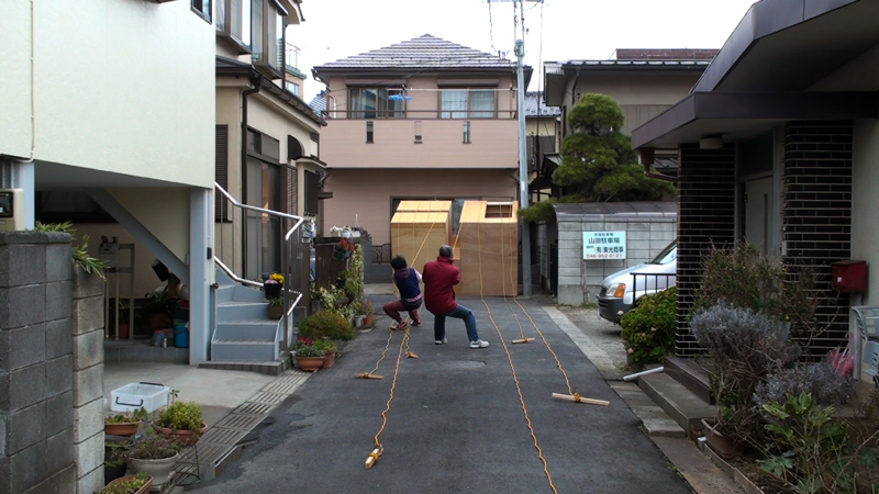 凹凸03, 2009, ”w3215 × d1975 × h2110 mm, in front of the artist's home, Saitama, Japan
