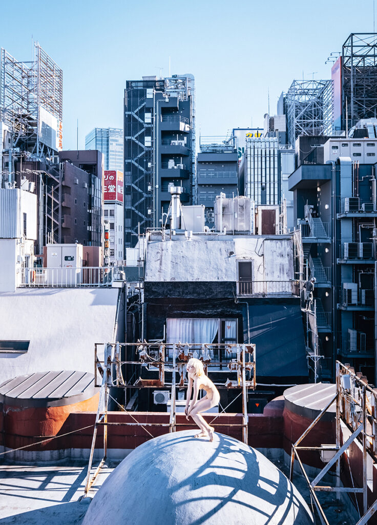 ＜2階＞ アオイヤマダによるヌード写真。オリンピックや映画ようなオーバーグラウンドとアンダーグラウンドを往来する表現者。「穴」としての「奈落」に女性性や子宮を読み解き、「重要な役割を負いながらも表に出ない存在」に、身体と奈落を重ね合わせヌード撮影を展開。（撮影：夢無子）