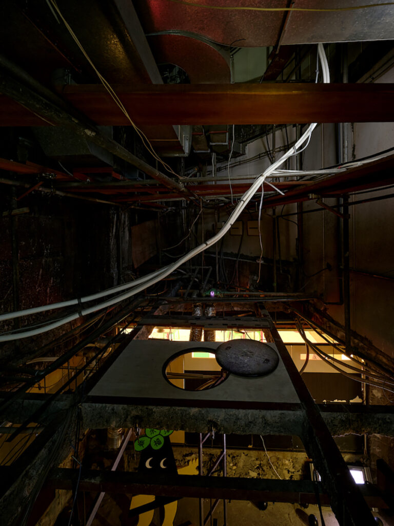 ＜1階＞「穴」2023, サイトスペシフィックインスタレーション, 2階の吹き抜け空間のフロアを解体し、1階とシームレスにすることで街と奈落を接続する。（撮影：森田兼次）