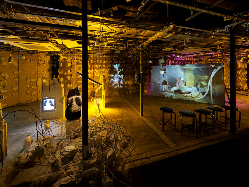 ＜2階＞ 「The Making of the Naraku」2023, マルチチャンネルプロジェクション, パフォーマー全員による「奈落」で行った行為の記録。閉ざされてきた空間でのパフォーマンスと、その空間の開通後に奈落の概念をそれぞれの演者が外へと広げる前後半が交差する。（撮影：森田兼次）