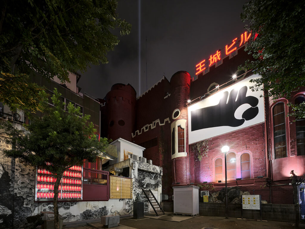 ＜外＞歌舞伎町公園, 沼を埋め立てた歴史から水にまつわる弁財天を祀る歌舞伎町の聖地。通称歌舞伎町弁財天。土地のルーツとして変わりゆく街並みの中でその姿をとどめ続け、歓楽街が育つ「湿った場所」の精神性をいまに伝える。（撮影：森田兼次）