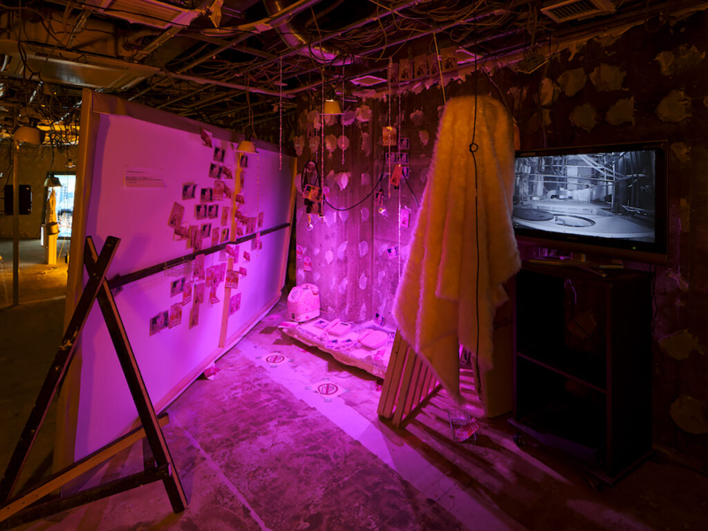 ＜2階＞「もしもしチューリップ」は電話をアイコンに架空の存在とのコミュニケーションを待ち続ける。前半に撮影した写真を広告物にして、後半、街でそれを不特定多数にばら撒き王城ビルの電話番号を拡散する。待ち受ける留守電までを含めたパフォーマンスである。（撮影：森田兼次）