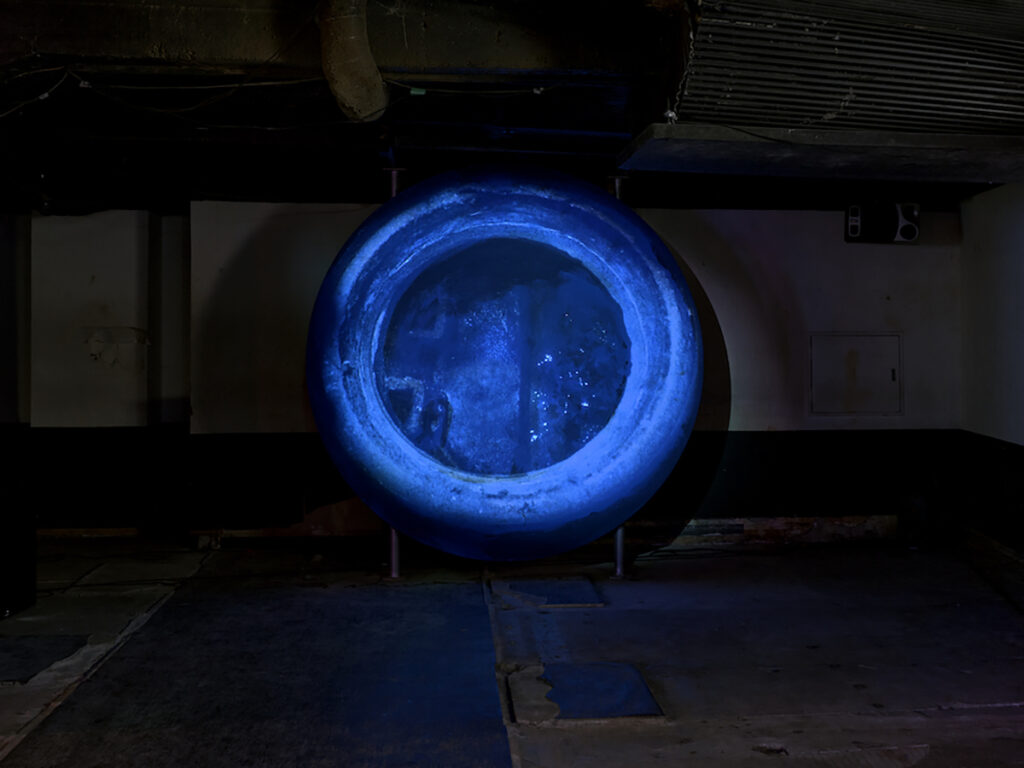 ＜地下1階＞「Asshole of Tokyo」2019, 映像、音イべントフロア。地下に流れる水をテーマとし、東京のマンホールの下の下水道を撮影したChim↑Pomの映像作品のタイトルをクラブ名に引用。「都市の排泄の穴」に「東京のクソ野郎」としてのChim↑Pom from Smappa!Group自らを重ねあわせ、会期中Smappa!Groupプレゼンツによる音楽やファッションのイベントを複数回開催。（撮影：森田兼次）