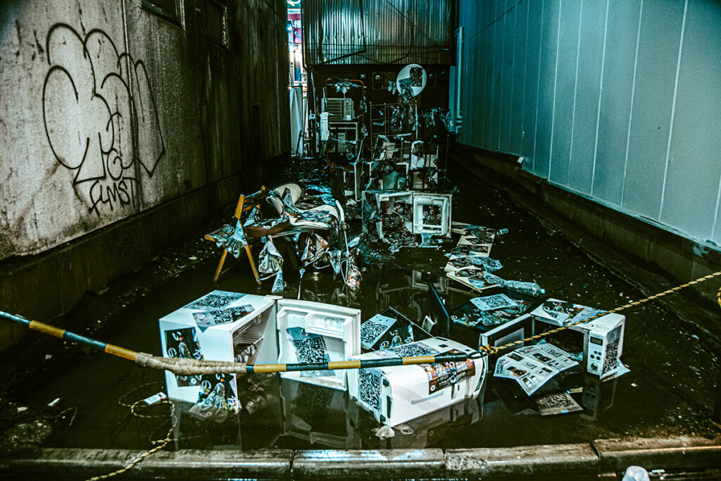 プログラム：東京砂漠(D)-②「おちる」「いのる」岡田裕子による音と場所の作品｜歌舞伎町の隠れスポットを、音と声とを聴き歩く。スマートフォンから発せられる音に耳を澄まして、見えない風景を見る。ナレーションは岡田裕子です。（撮影：上原俊）