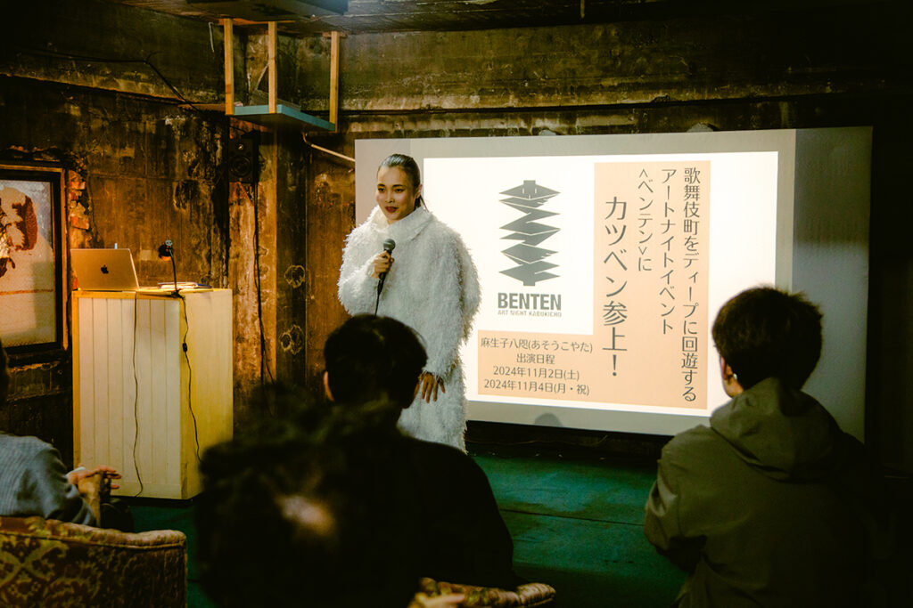 プログラム：王城ビル(A)-⑦活弁天映画祭｜活弁映画は日本にしかない独自の文化であり、落語など1人語りの芸風や、文楽など対象と分かれる語り芸の伝統、欧米映画の解説需要などから発展したとされる。サイレント映画時代の形態と思われていたが、現代版活弁士たちにより新たな表現として更新されている。脚本に縛られず、ひとつの映像を多様な作品に変容させるのが特徴だ。 今回のBENTEN映画祭では、麻生子八咫（あそう こやた）が活弁を披露する。父・麻生八咫とともに「活弁教室」を主宰し、海外での英語活弁や脚本、演出など、幅広い活動を行う表現者であり、東京大学大学院で文化研究を学んだ貴重な活弁研究者でもある。（撮影：上原俊）