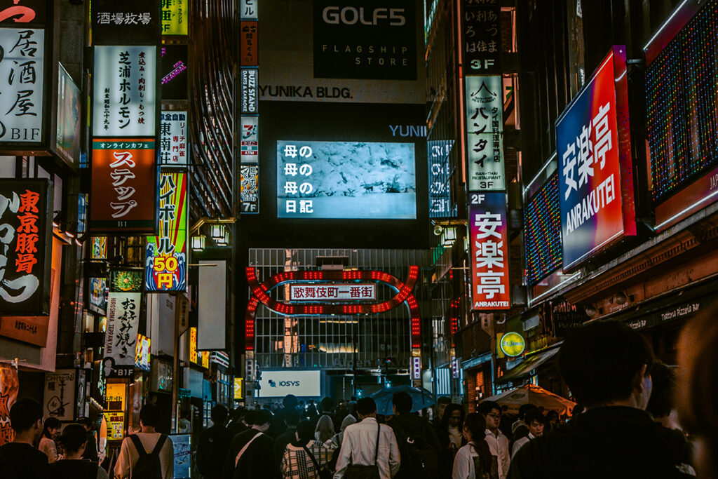 プログラム：ユニカビジョン(G)-①青柳菜摘｜新宿最大の街頭ビジョン、ユニカビジョンでは、現代美術家で詩人の青柳菜摘によるサイトスペシフィックな映像が展開される予定だ。身近なものへの観察を特徴とする作家の言葉と、公共の場を行き交う人々の無意識が、街の中で交差する瞬間や空気を描き出す。（撮影：上原俊）