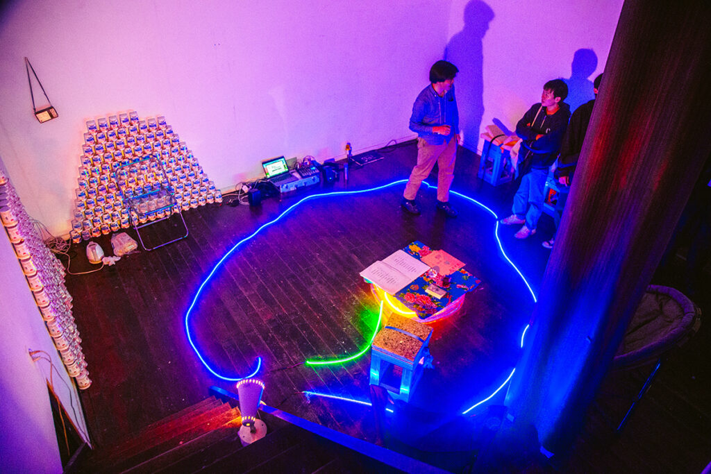 プログラム：WHITEHOUSE(B)-①篠田千明インダ「情の広場」｜期間中、WHITEHOUSEが55時間開放の広場になります。誰でもいつでも入っていい上に、休憩スペース、炊き出しも完備。あなたや彼が思う公共を自由に発想する広場です。 広場には誰かの記憶や痕跡、予兆が溢れています。何度も繰り返し書き直された羊皮紙のように折り畳まれたこれまでの言葉と、これからの言葉があなたを待っています。 この広場では定期的にパフォーマンスが開催されます。まずは日没に合わせて行われる篠田千明による「黄昏」。そしてこれから生まれる未知のパフォーマンス「XXX」。 新宿に癒しを求め、疲れ果てた皆様に、情をこめて。（撮影：上原俊）