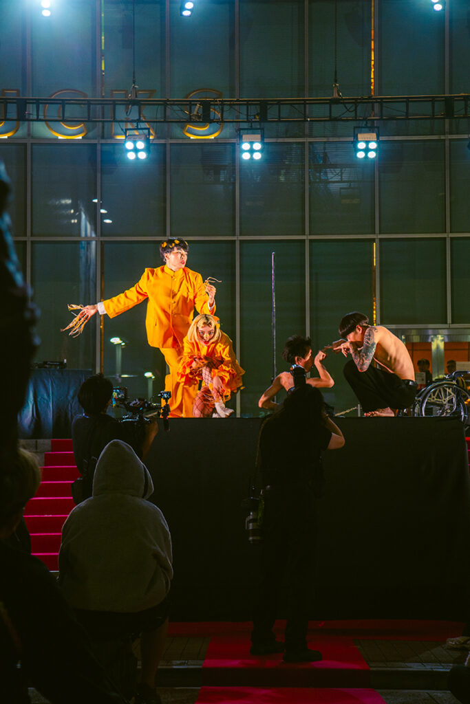 プログラム：連携プログラム（歌舞伎町商店街振興組合主催）歌舞伎超祭 2024｜2021年よりシネシティ広場にて開催され、歌舞伎町らしさを体感できる雑多でエネルギーに満ちたパフォーマンスによって毎年話題を呼んでいる歌舞伎超祭がBENTEN 2024と同時期開催！BENTEN 2024は歌舞伎超祭と連携し、エリア一帯をさらに盛り上げます。