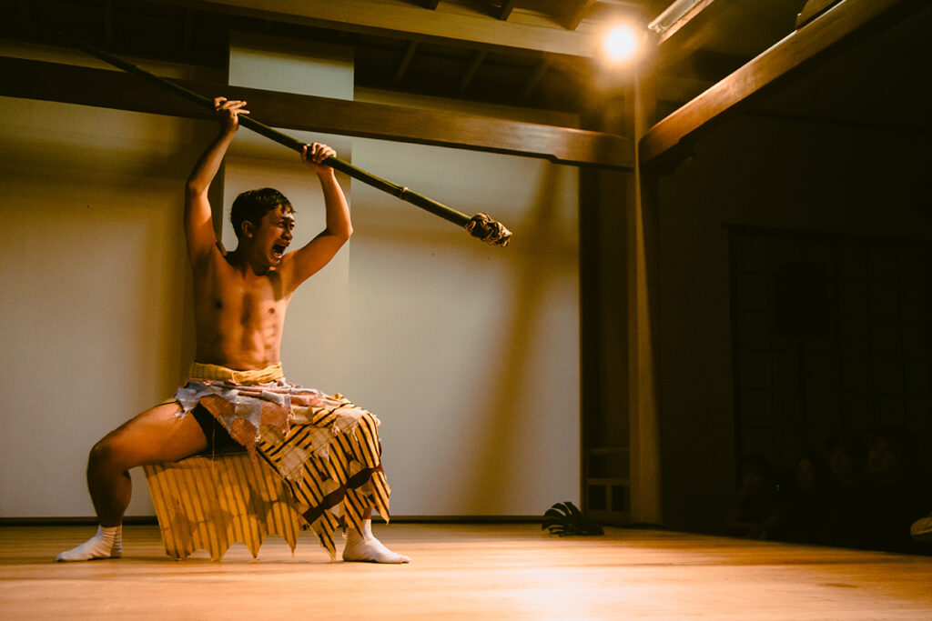 プログラム：新宿歌舞伎町能舞台(C)-②チェン・ティエンジュオ｜この2日間連続公演では、ティエンジュオ・チェンとシコ・スティヤントがそれぞれの芸術的ビジョンを融合させ、新宿歌舞伎町の能舞台で変幻自在の体験を創り出す。 能楽の豊かな伝統に基づき、現代的な要素と伝統的な形式を融合させながら、動きとイメージの革新的な探求を各日ごとに展開する。 1日目は、シコ・スティヤントが薩摩琵琶鶴田流のパフォーマー西原鶴真とコラボレートし、観客を瞑想の旅へと誘う。彼らのサウンドスケープが公演の雰囲気を盛り上げ、物語の感情的な響きを豊かにする。 2日目には、カダパットが作曲を担当し、前夜の経験を補完し、また対照的な特異な音の風景を紹介する。シコとともに、神、漁師、祖先の複雑な関係を探求し、複雑な生態系と精神的なつながりを反映させる。 神聖な能舞台でのシンプルさと静けさを通して、チェンと彼のコラボレーターは、伝統、エコロジー、スピリチュアリティ、テクノロジーが絡み合う視覚的・音楽的な大渦を創り出し、現実とスピリチュアルな領域の境界を溶かし、最終的に観客をこの多面的な物語の中の深遠なつながりに誘う。（撮影：上原俊）