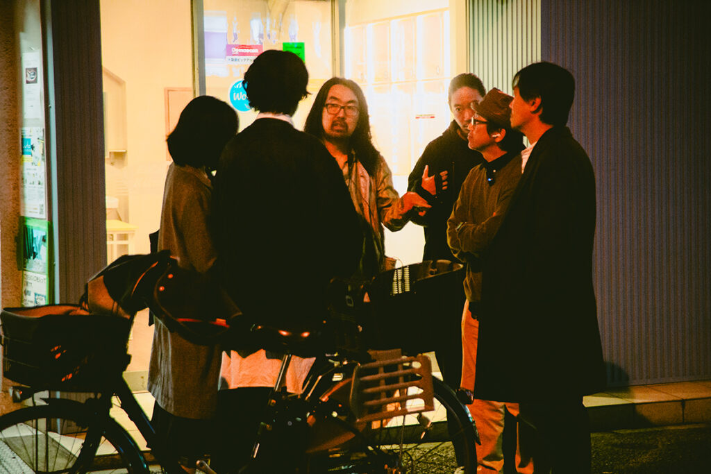 プログラム：新宿二丁目某所「サマー・レンタル」荒川ナッシュ医｜哲学者・千葉雅也が書き下ろし、荒川ナッシュ医展(国立新美術館)のインスタレーションに寄稿された短い戯曲『サマー・レンタル』を新宿2丁目で俳優たちが路上パフォーマンスの予定。（撮影：上原俊）