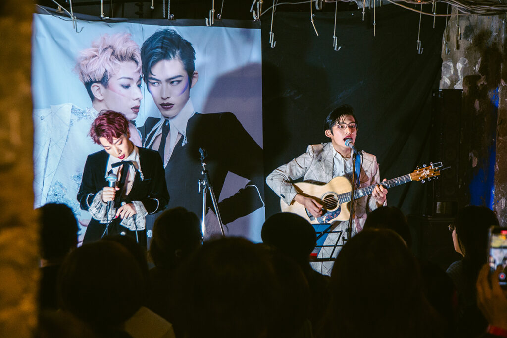 プログラム：デカメロン(E)-①プライベート・スーパー・スターリー・ナイト new!｜誇り高く自分らしく生きること＝心の中に眠るDIVAの目覚めを呼びかけるポップアイコン・ゆっきゅんと、古今東西の美の世界をたずねながら、性別を超えた変身願望や理想像を写真におさめてきた須藤絢乃。協働し美意識を共有してきたふたりが、ゆっきゅんのシングル「プライベート・スーパースター」で共演した君島大空を招き、矛盾だらけでも互いを尊重し祝福する関係を歌った世界観を、パフォーマンスとヴィジュアルで展開します。（撮影：上原俊）