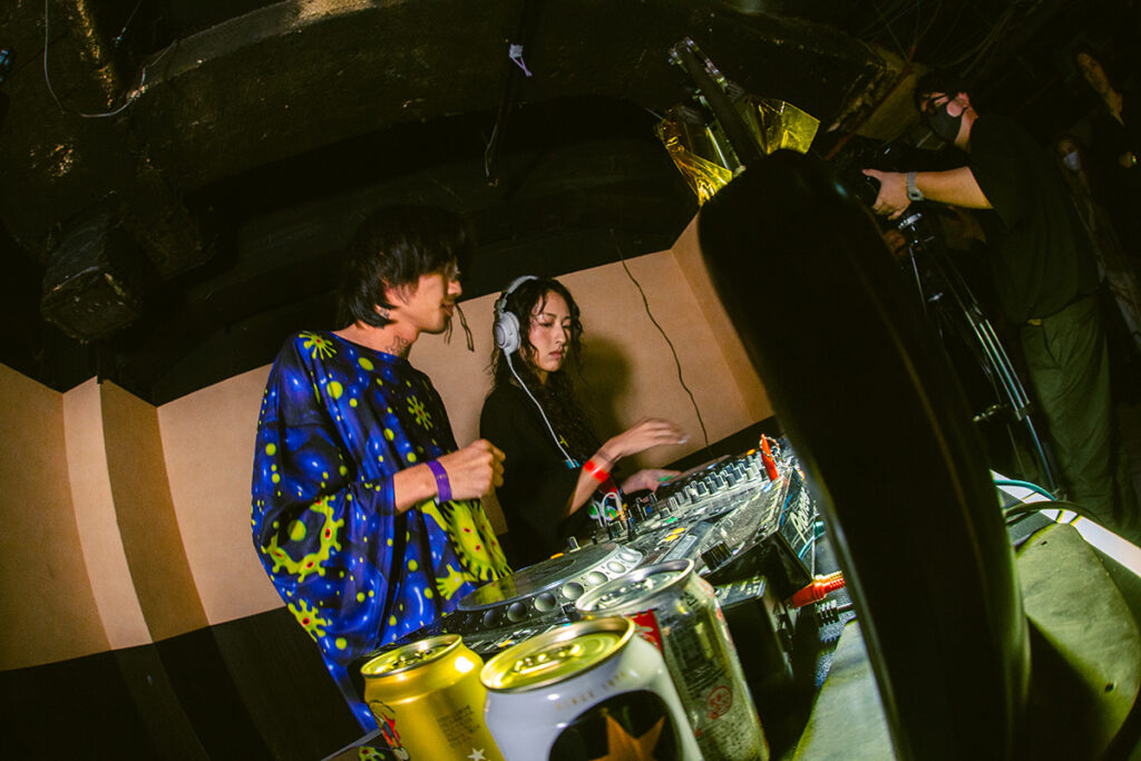 プログラム：王城ビル(A)-④「DOMMUNE KABUKICHO」 SAELLITE STUDIO｜宇川直宏率いるDOMMUNEがオーガナイズする、歌舞伎町ならではのサイトスペシフィック・コアなサテライトスタジオ。（撮影：上原俊）