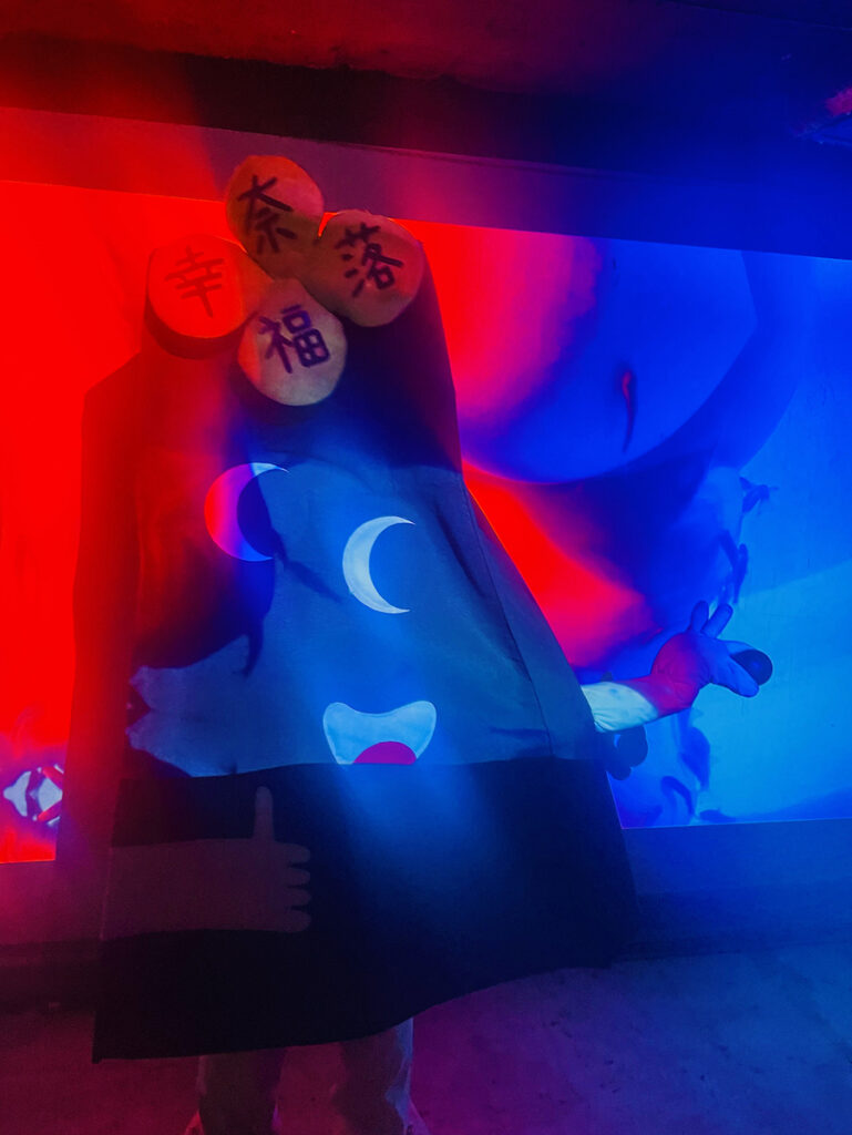 ＜全館＞「ナラッキー」2023, 着ぐるみ、パフォーマンス